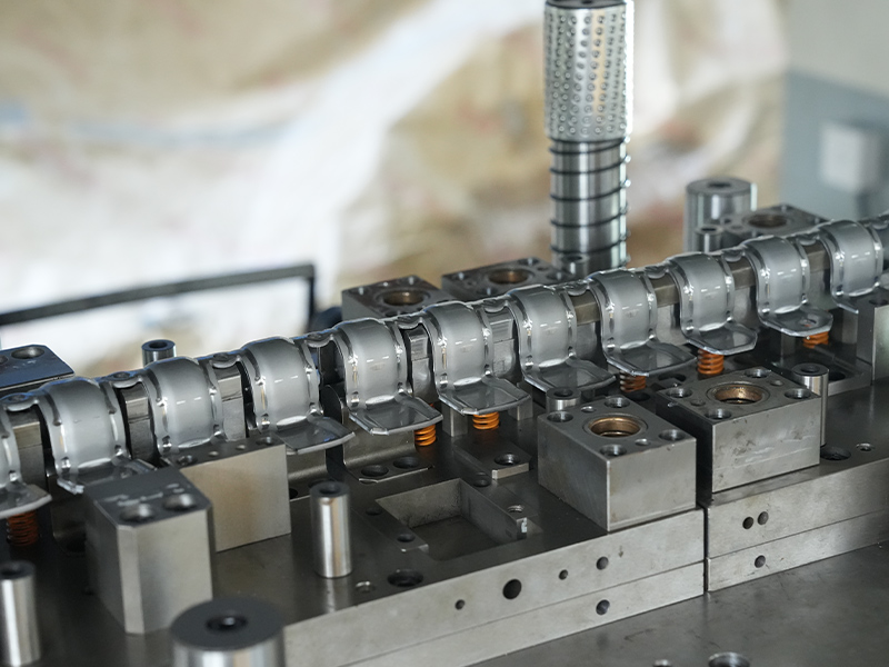 Что происходит внутри фабрики, чтобы сделать металлические детали штамповки?